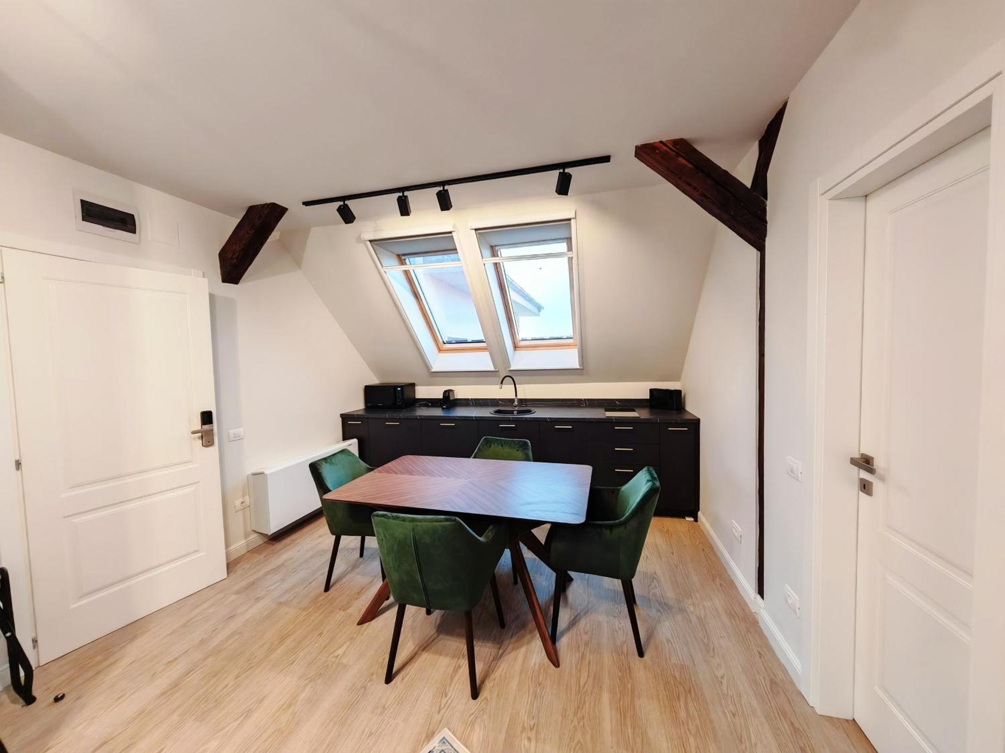 Leda Residence Oradea Bagian luar foto