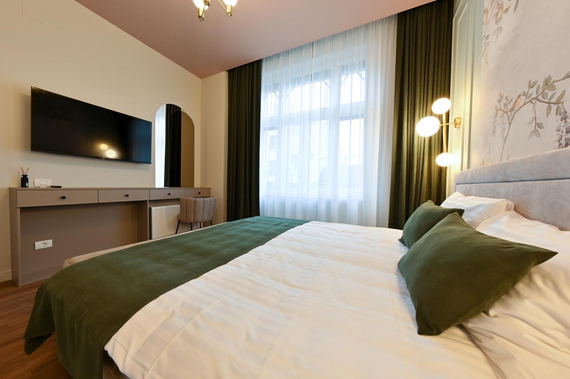 Leda Residence Oradea Bagian luar foto